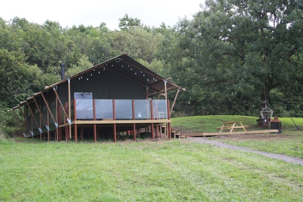 Luxury Safari Lodge set in private field on a farm