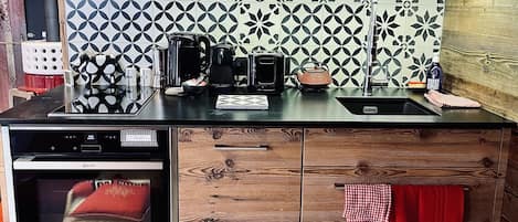 Microwave, oven, dishwasher, coffee/tea maker