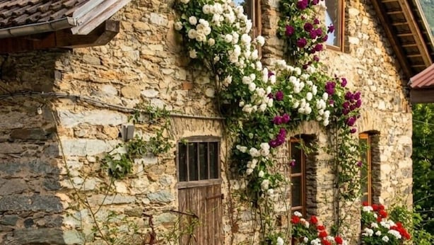Il s’agit d’un bâtiment en pierre à l’aspect rustique, doté d’une porte en bois, d’une fenêtre à cadre en bois et d’une enseigne sur laquelle on peut lire « Ponte della Velle ».