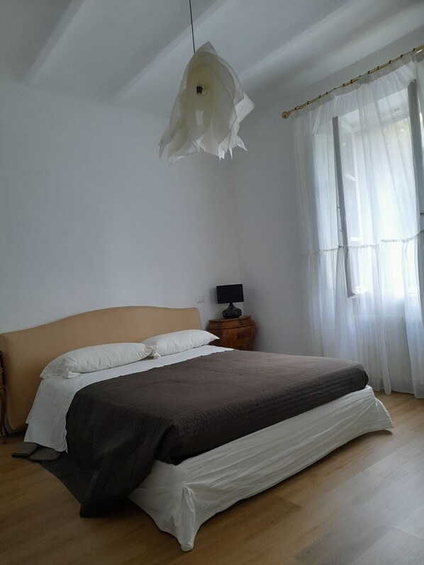 Firemannsrom – familie | Safe på rommet, strykejern/-brett og barnesenger (inkludert)