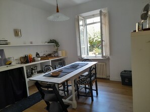 Dobbeltrom – standard, 1 soverom | Eget kjøkken | Rengjøringsutstyr, papirhåndklær og kjøkkenøyer