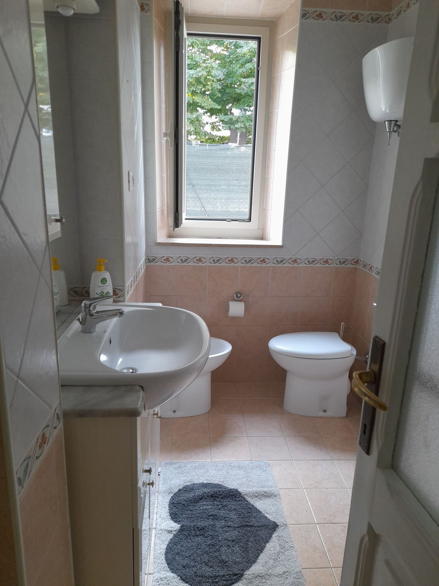 Familien-Vierbettzimmer | Badezimmer | Dusche, Regendusche, kostenlose Toilettenartikel, Haartrockner