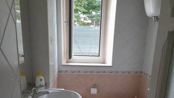 Familien-Vierbettzimmer | Badezimmer | Dusche, Regendusche, kostenlose Toilettenartikel, Haartrockner