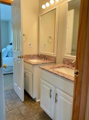 Secador de pelo, toallas