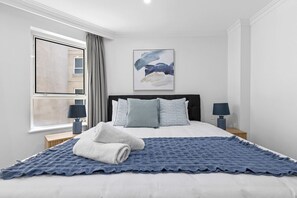 2 habitaciones, escritorio, tabla de planchar con plancha y wifi gratis 