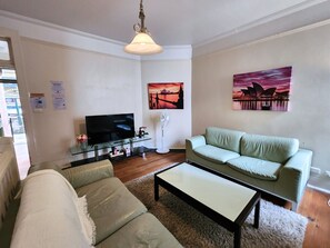 Smart TV - Charming 2BR Unit | The Rocks | Free Wifi &Linens (The Rocks)