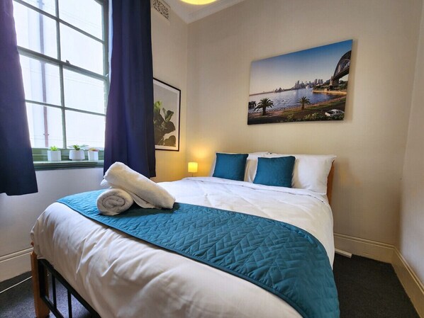 2 bedrooms, desk, iron/ironing board, free WiFi - Charming 2BR Unit | The Rocks | Free Wifi &Linens (The Rocks)