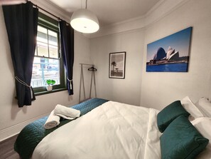 Desk, iron/ironing board, free WiFi, bed sheets - Charming 2BR Unit | The Rocks | Free Wifi &Linens (The Rocks)