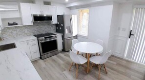 Dining - ❤ Cedar-View Apartment with Hot Tub (4 Bedrooms) ❤  (Orillia)