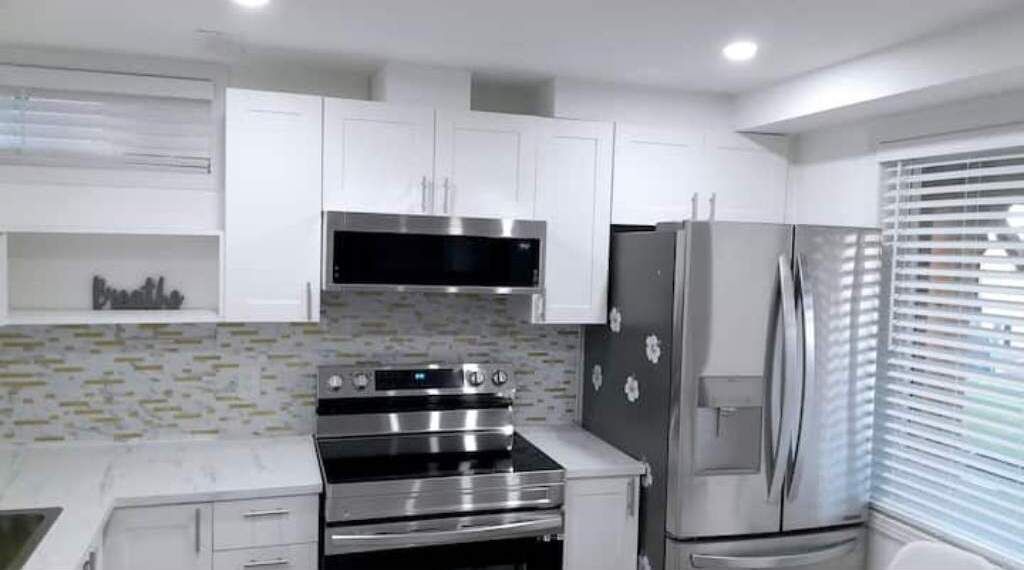 Refrigerador, microondas, horno y parrilla de estufa 