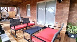 Terrace/patio - ❤ Cedar-View Apartment with Hot Tub (4 Bedrooms) ❤  (Orillia)