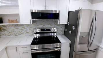 Refrigerador, microondas, horno, placa de cocina