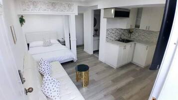 4 bedrooms, desk, iron/ironing board, free WiFi