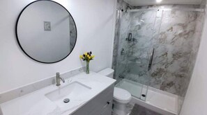 Secador de cabelo, toalhas de banho, sabonete, shampoo