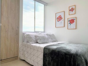 2 dormitoris, planxa i posts de planxar, wifi i roba de llit