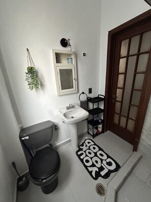 مجففات شعر، مناشف، صابون، شامبو