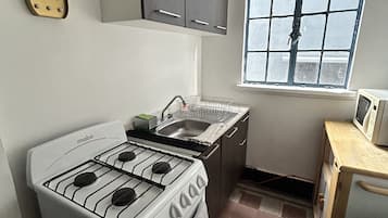 Réfrigérateur, micro-ondes, four, cafetiÚre/bouilloire