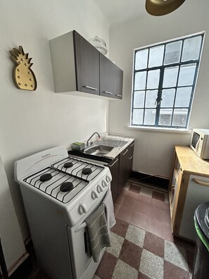 Kylskåp, mikrovågsugn, ugn och kaffe- och tebryggare