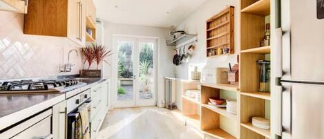 ثلاجة، فرن، موقد طهي مسطح، غسالة أطباق