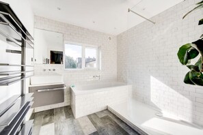 淋浴设施、吹风机、毛巾、卫生纸