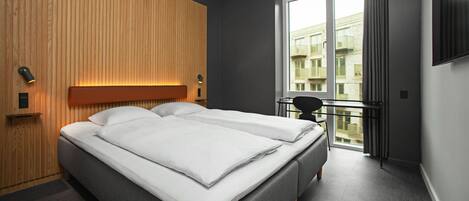 Escritorio y espacio para trabajar con laptop