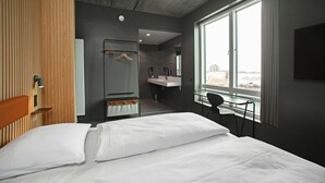 A modern hotel room with a large bed, a desk, and a bathroom. - Four Points Flex by Sheraton Hillerød (Hillerod)