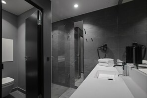 Shower, hair dryer, towels, soap - Four Points Flex by Sheraton Hillerød (Hillerod)
