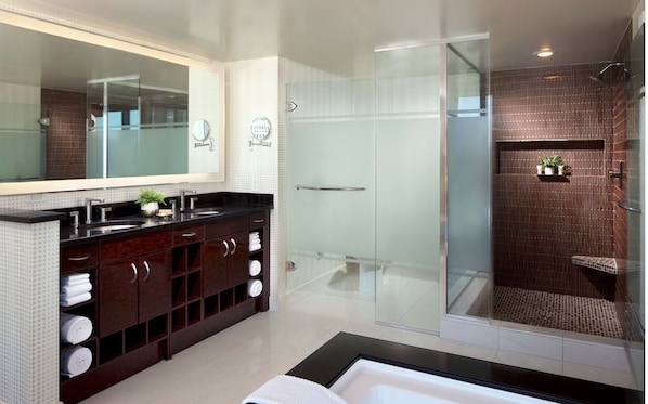 Bañera de hidromasaje, secador de pelo, toallas y jabón