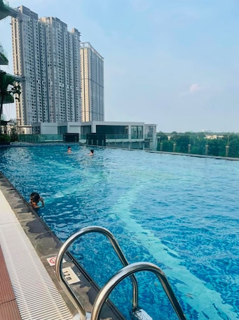 Una piscina al aire libre de temporada, sillones reclinables de piscina