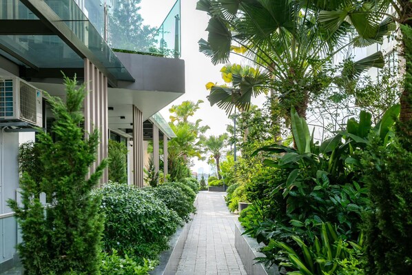 Panoraamastudiosviitti | Näkymä puutarhaan