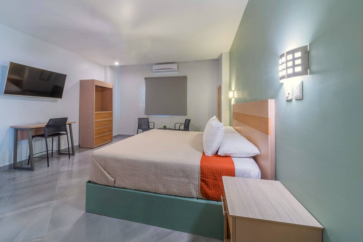 Senior Room | Down comforters, desk, laptop workspace, WiFi (free)