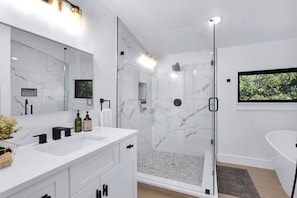 Shower, hair dryer, towels, soap - Modern Farmhouse on the Guadalupe River in Seguin, TX! (Seguin)