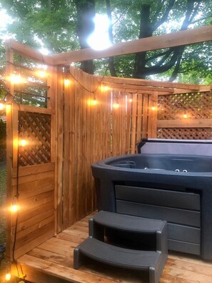 Outdoor spa tub - Chalet BIA Foyer & Spa (Asbestos)