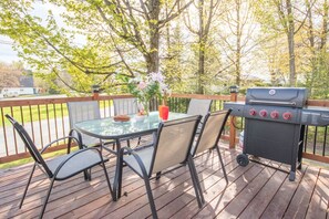 Outdoor dining - Chalet BIA Foyer & Spa (Asbestos)
