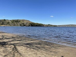 بالقرب من الشاطئ