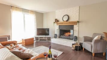 Smart TV, fireplace, stereo