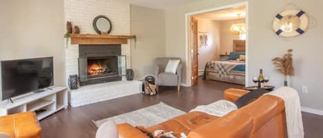 Smart-TV, Kamin, Stereoanlage