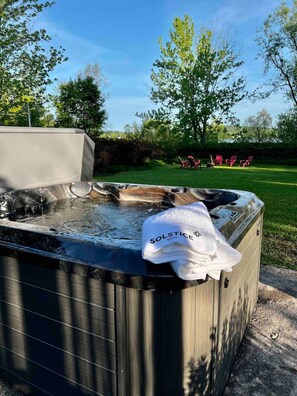 Outdoor spa tub - Chalet BIA - Cap au Sud (Saint-Rémi-de-Tingwick)
