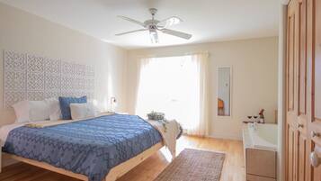 3 bedrooms, desk, WiFi, bed sheets
