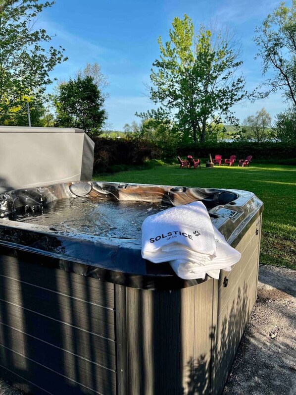 Outdoor spa tub