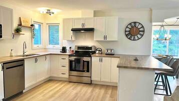 Jääkaappi, mikroaaltouuni, uuni, liesi