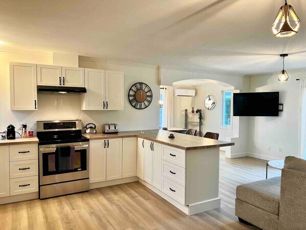 Fridge, microwave, oven, stovetop - Chalet BIA - Au courant des 2 rivières (Weedon)