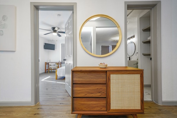 2 bedrooms, desk, iron/ironing board, free WiFi - Staycasion @ Galveston. 6 minutes to Seawall. (Galveston)