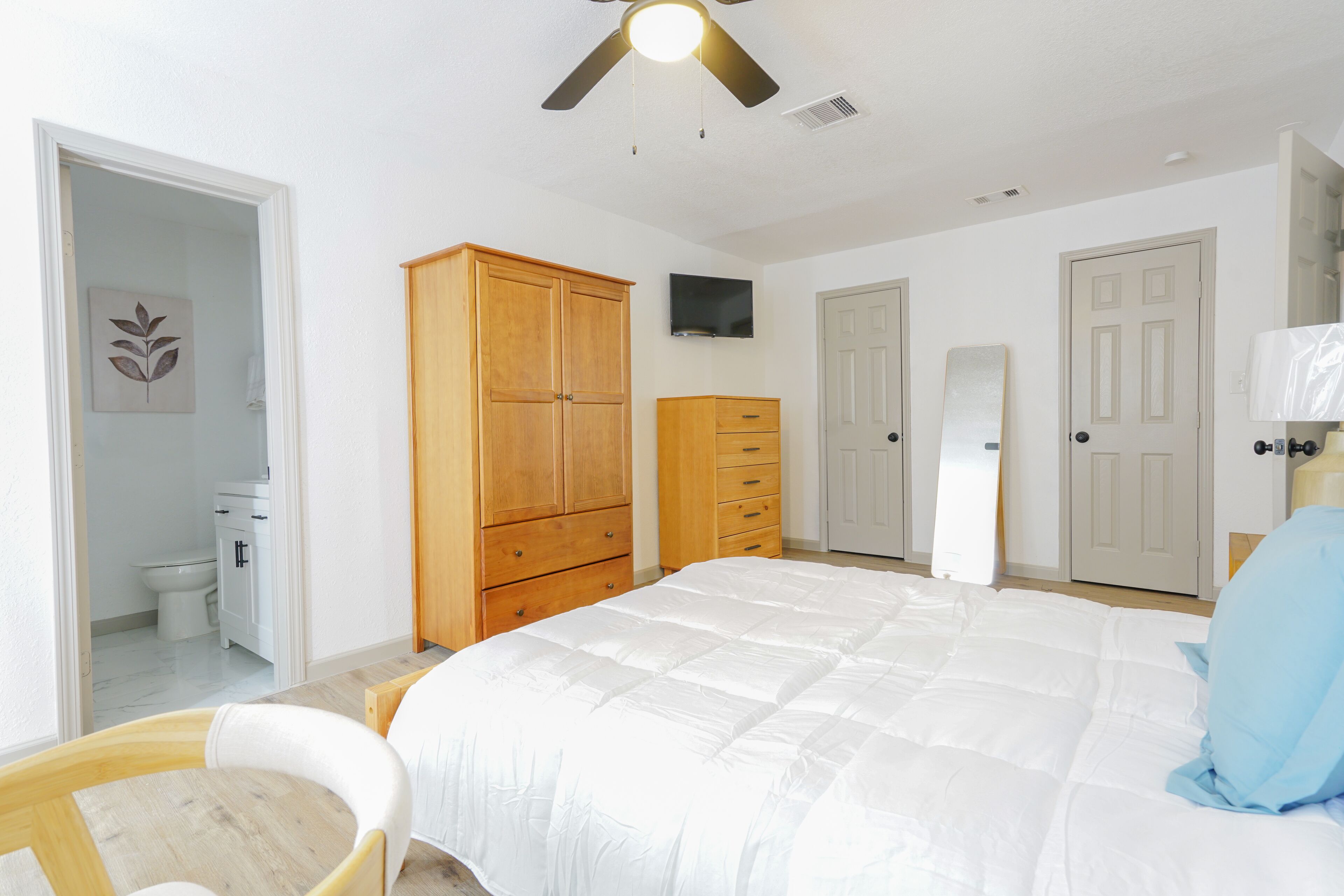 2 Schlafzimmer, Zimmersafe, Schreibtisch, Bügeleisen/Bügelbrett