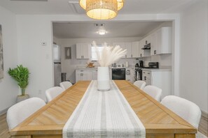 Dining - Staycasion @ Galveston. 6 minutes to Seawall. (Galveston)