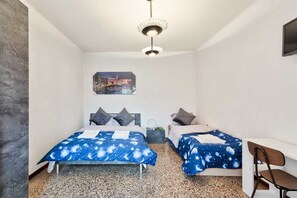 Family Room | Peralatan tempat tidur premium, gebar bulu kapas, busa memori, meja 