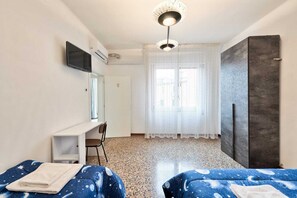 Family Room | Premium bedding, down duvets, memory-foam beds, desk - City Living Guest House Venice (Mestre)