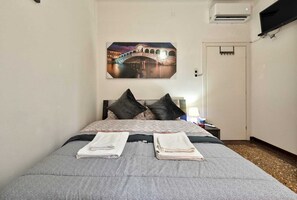 Deluxe Room | Premium bedding, down duvets, memory-foam beds, desk - City Living Guest House Venice (Mestre)