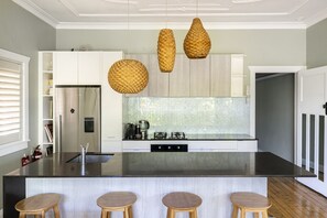 Fridge, dishwasher, toaster - 2 Bedroom Modern & Bright Apt, Bondi Beach,2 mns From Beach (Bondi Beach)