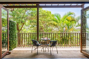 Outdoor dining - 2 Bedroom Modern & Bright Apt, Bondi Beach,2 mns From Beach (Bondi Beach)